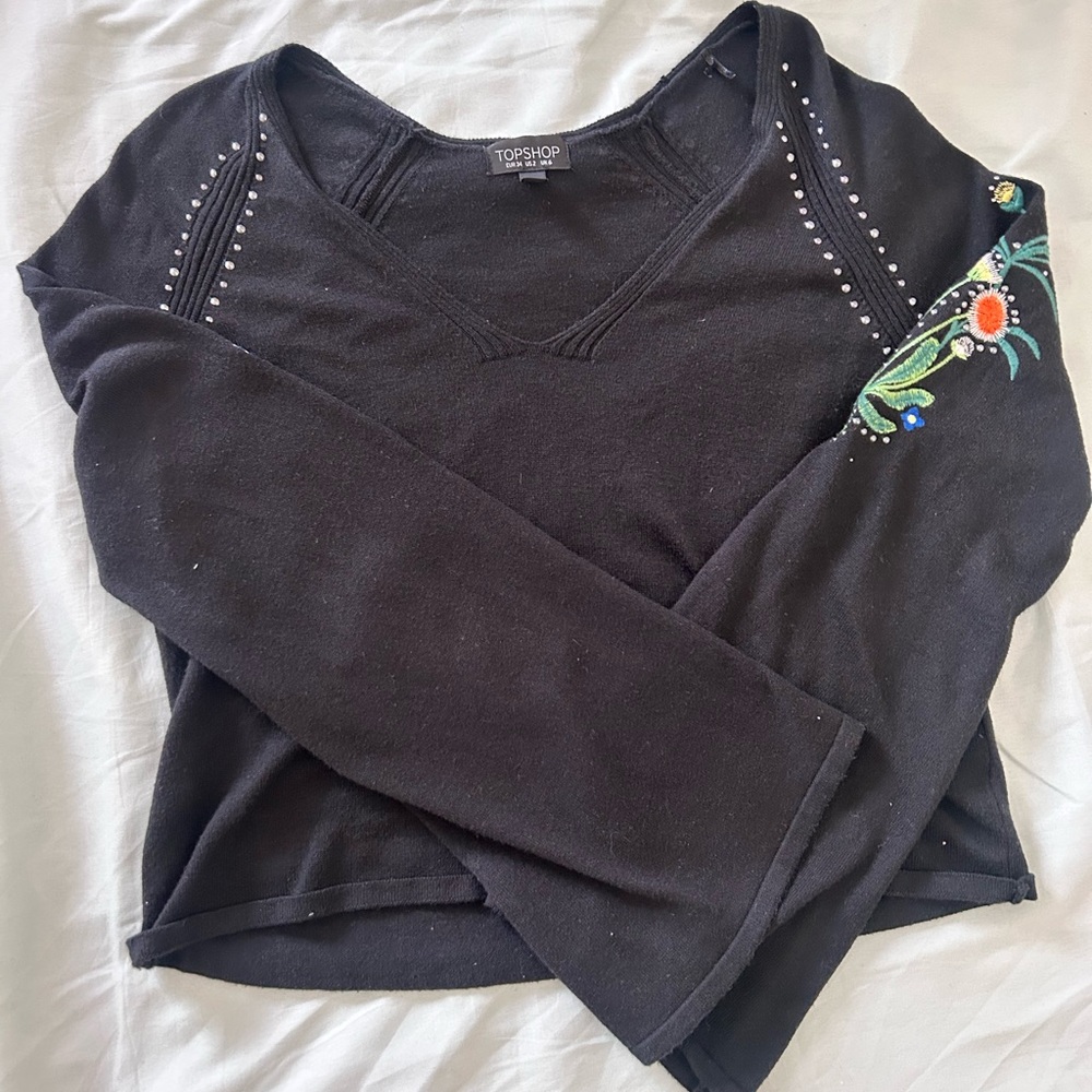Top shop with embroidered flowers